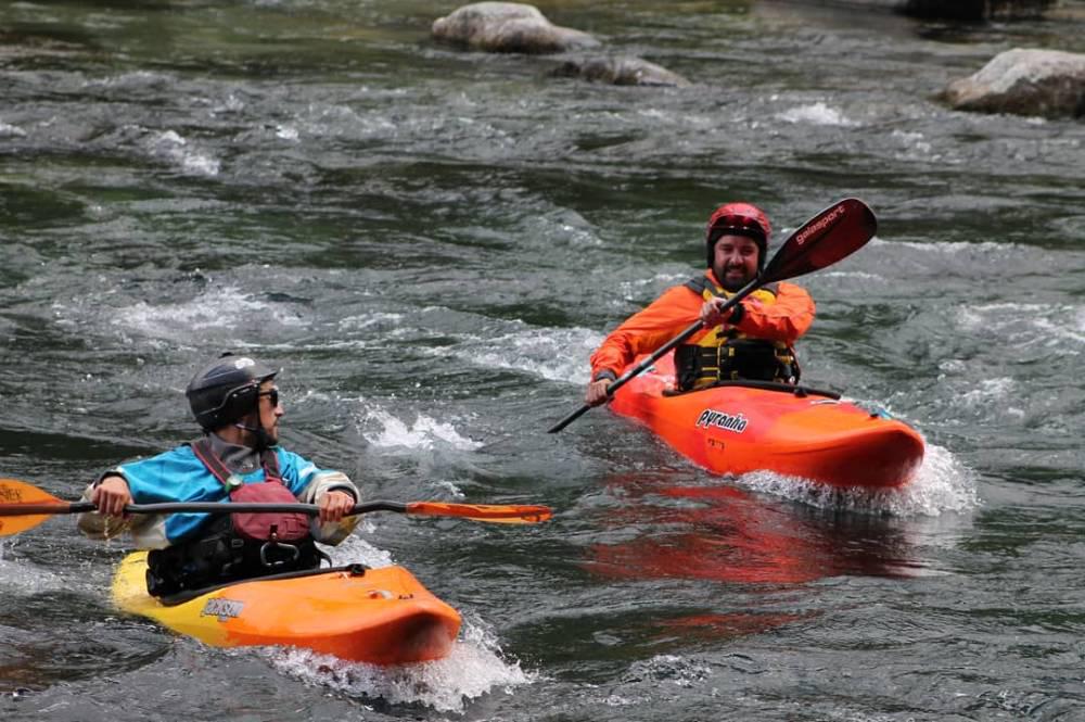 Clase de kayak de Pucón Kayak School en el río Liucura