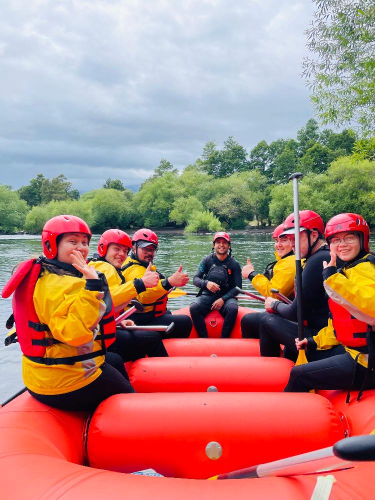 Comunidad de Pucón Kayak School en el río Trancura