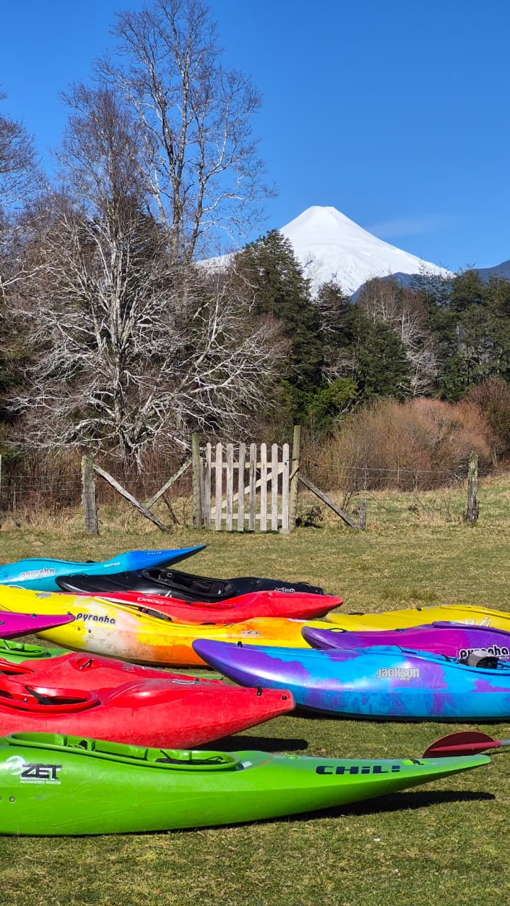 Clases de kayak de Pucón Kayak School en el Río Liucura